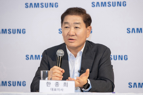 한종희 삼성전자 부회장이 6일(현지시간) CES 2023이 열리고 있는 미국 라스베이거스 내 시저스 팰리스 호텔에서 기자간담회를 열고 "진화한 스마트싱스로 초연결 시대 대중화에 앞장서겠다"고 강조했다. 삼성전자 제공.